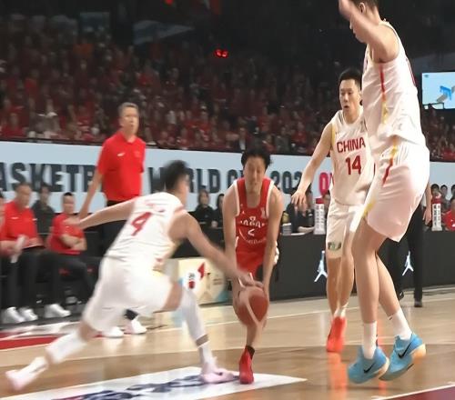 回顧男籃5打8十大爭(zhēng)議判罰！日本計(jì)時(shí)器作弊，趙繼偉被頂膝遭無視