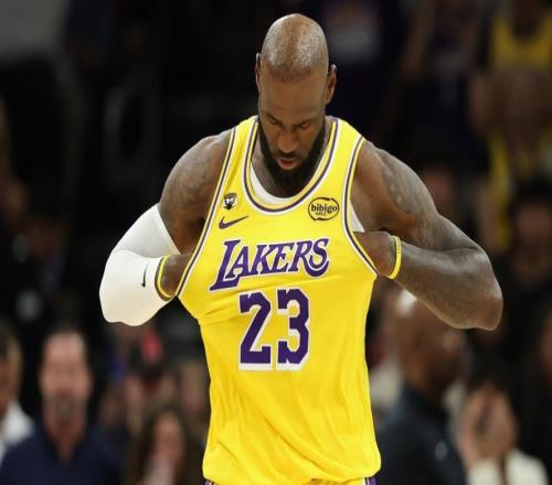 空籃不中+讓湖人8秒4防5！美媒批41歲詹皇該退役：為數(shù)據(jù)而非勝利