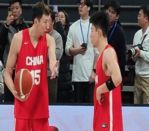 男籃戰(zhàn)勝日本隊后的思考：周琦曾凡博張鎮(zhèn)麟胡明軒還能進國家隊嗎