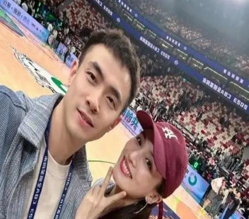 遠(yuǎn)征親友團(tuán)！趙繼偉與高詩(shī)巖妻子一同現(xiàn)場(chǎng)觀賽，這一場(chǎng)真提氣了！