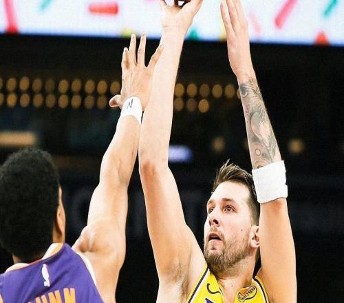 3連??！湖人遭絕殺！東契奇轟41+8+8，詹姆斯里程碑，里夫斯14分