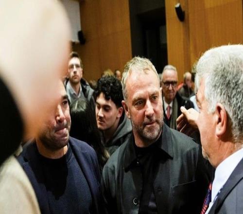 世體：弗里克與多名球員已為拉波的預(yù)參選資格完成擔保簽名