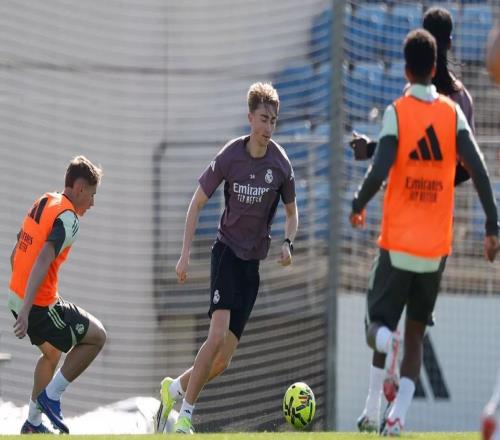 皇馬官方：球隊(duì)今日進(jìn)行備戰(zhàn)合練，赫伊森參與了部分內(nèi)容