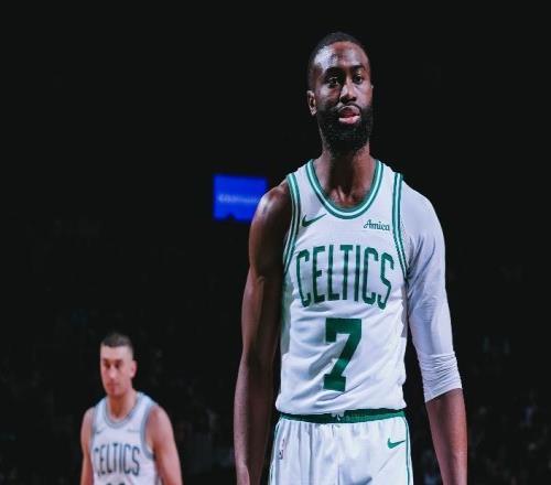 鞏固東部第二！綠軍狂勝送籃網(wǎng)7連敗布朗28+7+9武切28+11