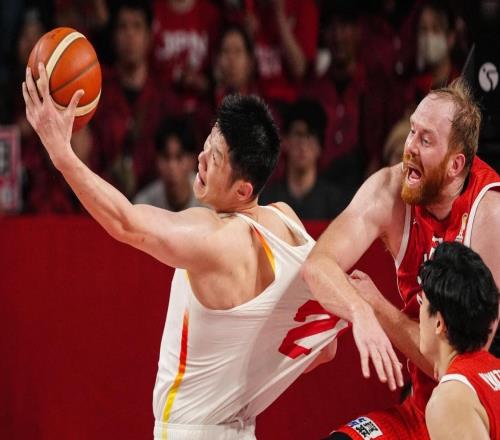 正式道歉！國際籃聯認錯，縱容裁判吹黑哨，日媒承認吹罰不公正！