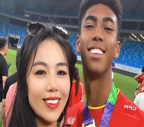 張洪福母親感謝恒大足校：樹高千尺不忘根，人行千里莫忘本