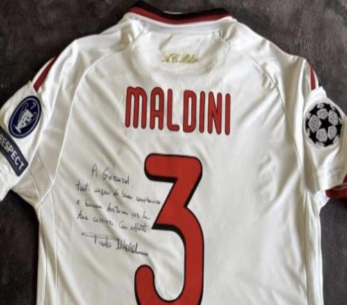 生日禮，赫拉德馬丁在社交媒體上曬出了馬爾蒂尼送他的球衣