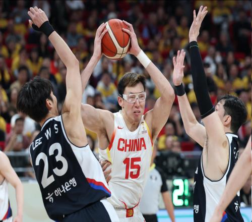 男籃周琦時(shí)代結(jié)束了！無他進(jìn)攻更流暢，一人已徹底取代他的位置