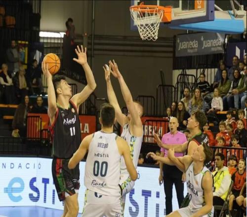 輾轉(zhuǎn)3萬里匯合，首戰(zhàn)卻成龍?zhí)状蚴￡牴繌?qiáng)該用余嘉豪對付一人