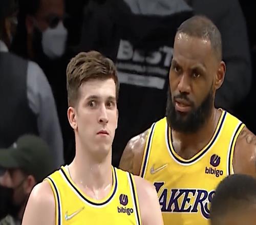 東詹翻臉三大鏡頭曝光！入場(chǎng)就鬧翻，隊(duì)友手足無(wú)措，艾頓成替罪羊