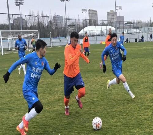 中超泰山隊結(jié)束冬訓(xùn)，熱身賽一勝兩負(fù)，仍需繼續(xù)調(diào)整狀態(tài)