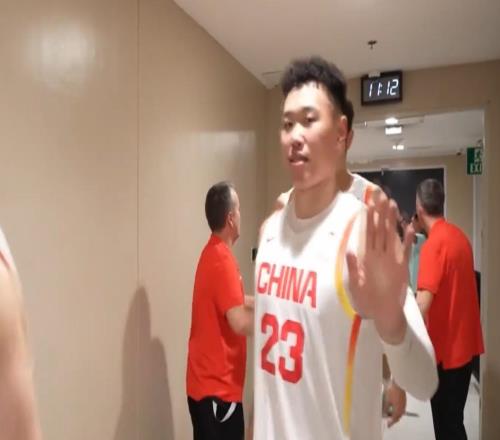 男籃更衣室！李弘權(quán)興奮，繼偉摸頭大秋，趙睿郭振明郭士強(qiáng)都哭了