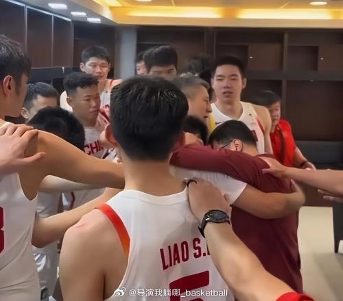 誰注意到，賽后一官員在中國隊更衣室哭得像小孩，郭導抱著他安撫