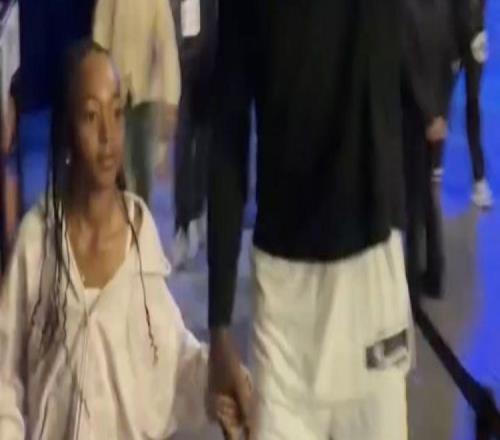 超有愛！詹姆斯?fàn)恐畠弘x開球場：這是我的小福星1勝0負(fù)