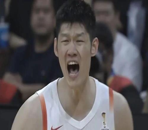 半場結(jié)束，中國男籃暫時落后