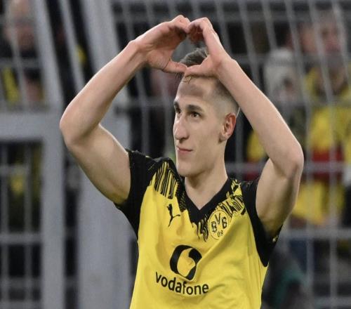 進(jìn)球后比心，馬特烏斯：這至少說明施洛特貝克很喜歡在這踢球