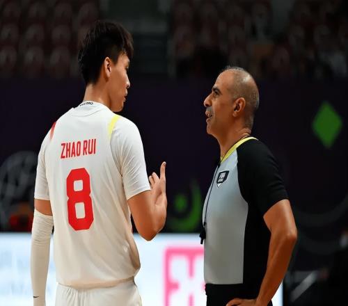 13投僅2中！頭鐵送帽，差點成臥底，男籃隊長究竟在裝什么