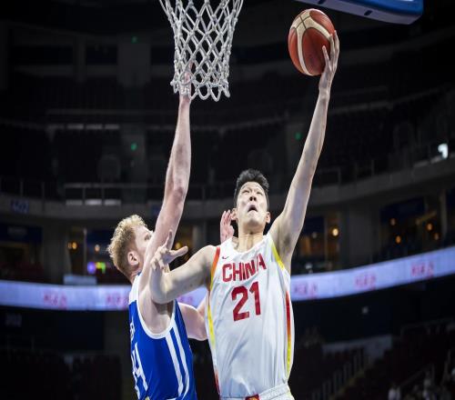 定海神針，胡金秋高效取15分6板，最后階段搶到關(guān)鍵前場(chǎng)籃板