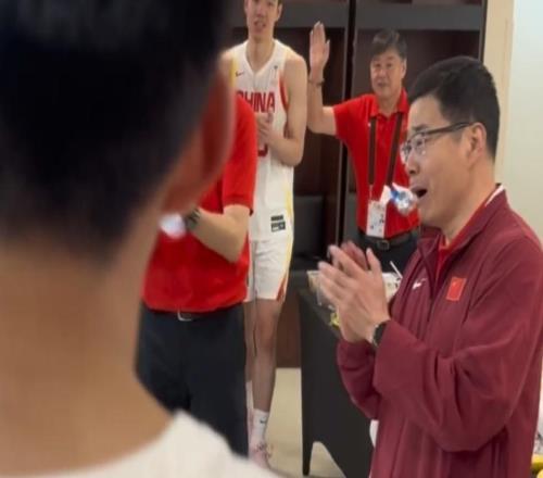 男籃官方曬賽后動(dòng)態(tài)！繼偉興奮慶祝，郭振明開心，趙睿更衣室哭了