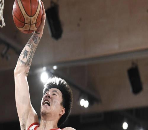 媒體人：今天贏在朱俊龍和李弘權(quán)，張鎮(zhèn)麟現(xiàn)在咋完全沒運(yùn)動(dòng)能力了