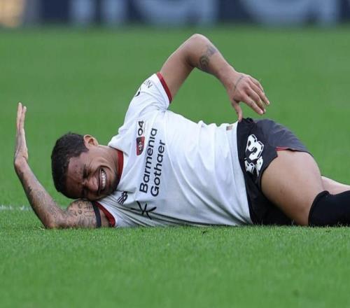 傷兵滿營(yíng)，勒沃庫(kù)森球員阿圖爾被草皮絆住，膝蓋嚴(yán)重扭傷