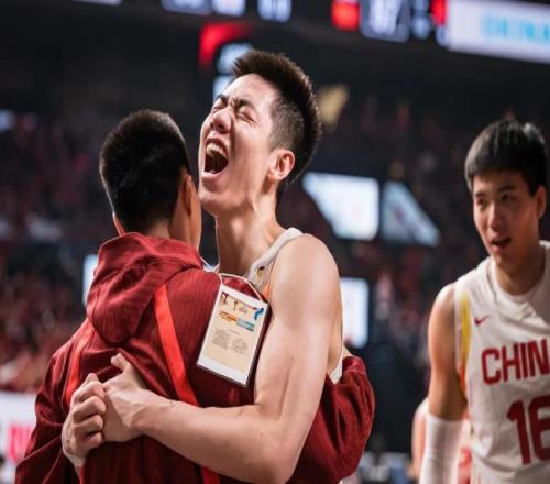 落后11分完成逆轉(zhuǎn)！中國男籃兩連勝，掌握主動(dòng)權(quán)，首支出線隊(duì)誕生