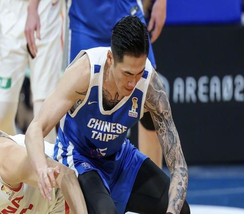 記者：感謝中國(guó)臺(tái)北主教練末節(jié)不上劉錚，讓盧峻翔一通亂干