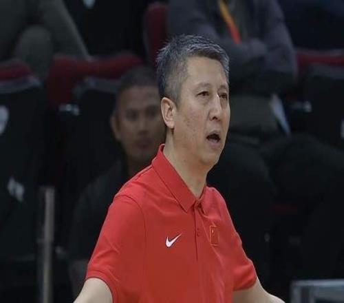 連續(xù)2場逆轉(zhuǎn)，中國男籃兩連勝，李弘權(quán)9+11成奇兵高詩巖防守拉滿