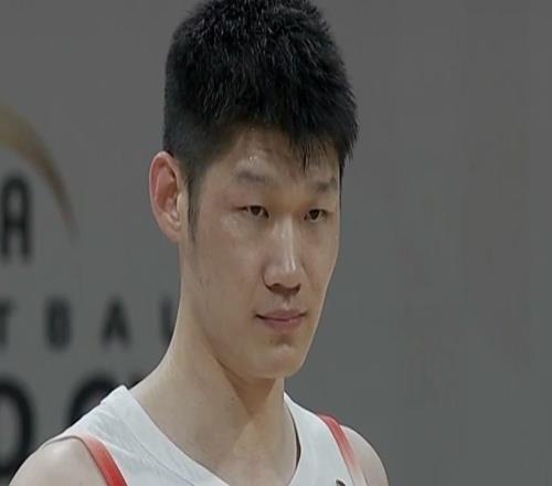 中國男籃半場落后中國臺北1分！趙繼偉2記三分，余嘉豪9分5籃板