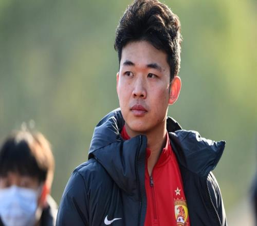 看不懂！蓉城續(xù)約35歲買提江卻放棄嚴鼎皓引熱議，主要有3點原因