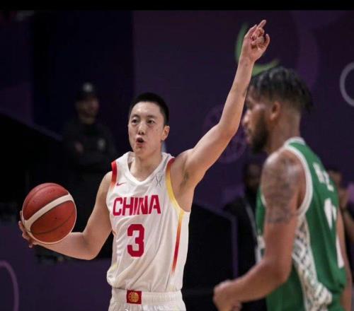 取代胡明軒！深圳一哥兩場(chǎng)拿22分，坐穩(wěn)國(guó)家隊(duì)首發(fā)，沈梓捷不如他