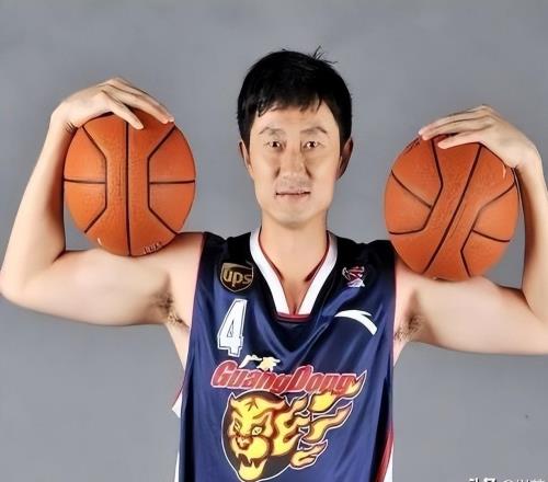 他是廣東宏遠(yuǎn)主教練，身兼重任財(cái)富自由，感謝3個(gè)姐姐供他打球