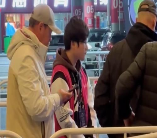 小插曲，申花主帥斯盧茨基現(xiàn)場(chǎng)觀戰(zhàn)超級(jí)杯入場(chǎng)過閘機(jī)時(shí)遇阻