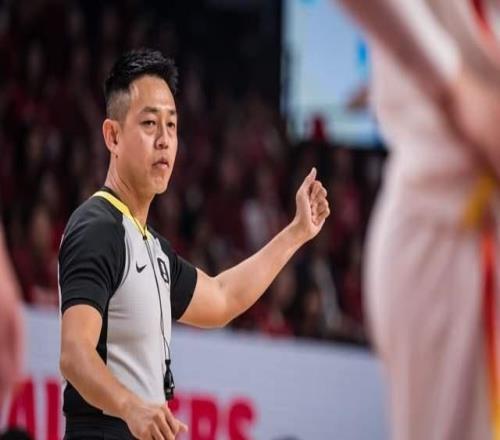 FIBA認錯，果斷換人，3裁判出爐，助裁曾執(zhí)法CBA，中國男籃或受益