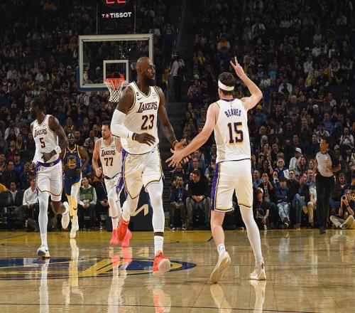 湖人大勝勇士獲3喜訊！老詹22+7+9成歷史首人東契奇生日夜破紀(jì)錄