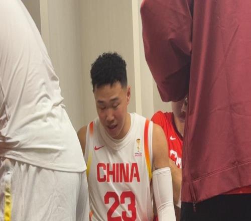 賀希寧曬合影慶祝男籃勝利，胡明軒評(píng)論：樂(lè)邦詹士先生