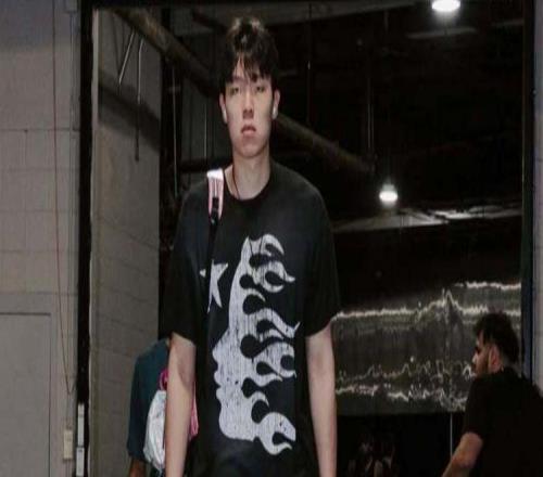 楊瀚森背部酸痛仍被激活！主帥賽前曾回應(yīng)狀態(tài)：他很可能打不了