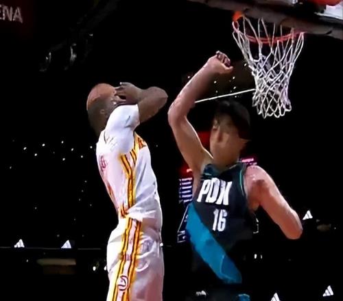 炸裂！楊瀚森遭庫明加隔扣！5分鐘1+1慘淡收場，斯帥表情耐人尋味