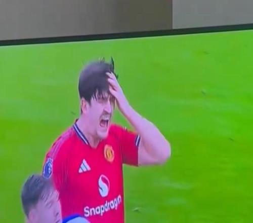 被抓包，馬奎爾和拉森對(duì)抗時(shí)假裝被踢到頭，夸張反應(yīng)被調(diào)侃