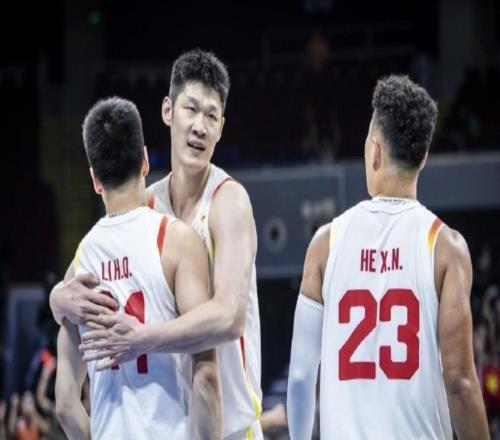 楊鳴：鋒線群整體發(fā)揮取勝，這是中國(guó)男籃近年來少有的案例