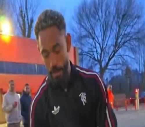 庫尼亞賽后給等候的曼聯(lián)球迷簽名，簽不過來讓兒子幫忙