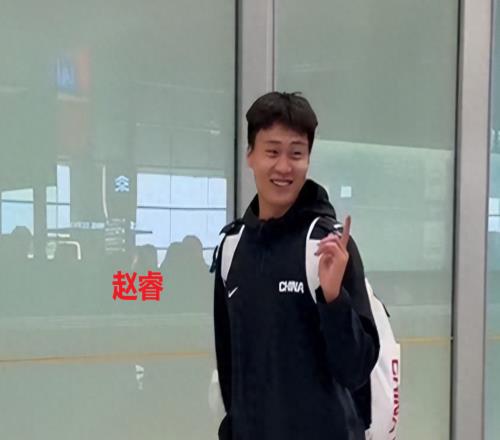 中國(guó)男籃抵達(dá)國(guó)內(nèi)！大批球迷接機(jī)，趙睿、廖三寧笑得很燦爛