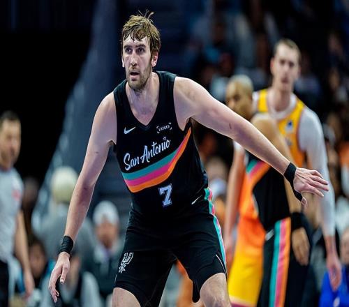 表現(xiàn)正在逐漸下滑，馬刺替補(bǔ)中鋒的這份長約可能會(huì)成為垃圾合同