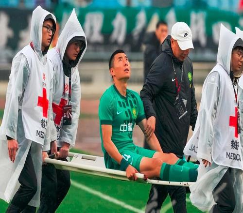 國安防線告急！邊路再添傷號(hào)，或缺席首輪中超，夏窗有望再簽新援