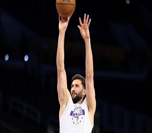 竟然還完成了一記爆扣，湖人替補(bǔ)內(nèi)線也許偶爾能扮演奇兵的角色