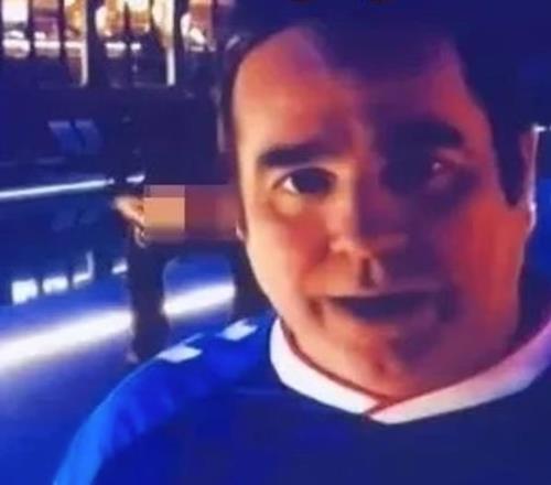 天空體育直播突發(fā)意外！球迷鏡頭前露屁股，主持人道歉中斷采訪