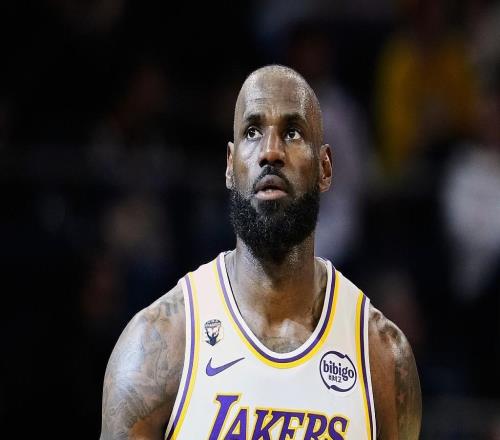 微微發(fā)力，詹姆斯15投8中拿下24分，正負(fù)值+13