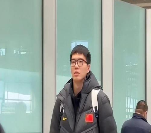 中國(guó)男籃凱旋而歸！趙睿廖三寧臉帶笑容與球迷互動(dòng)引關(guān)注