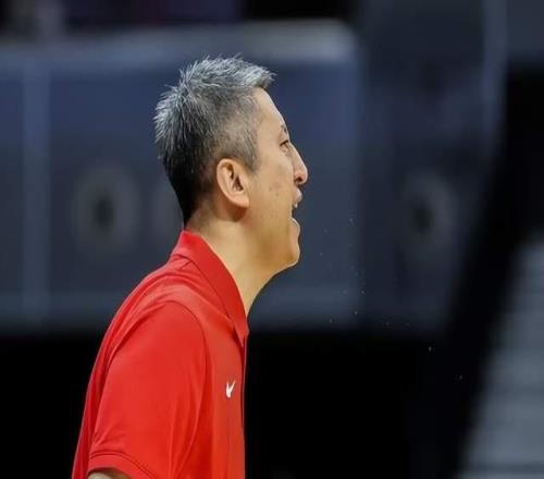 中國(guó)男籃更衣室曝光！逆轉(zhuǎn)功臣透露內(nèi)情，3人哭了，包括籃協(xié)主席