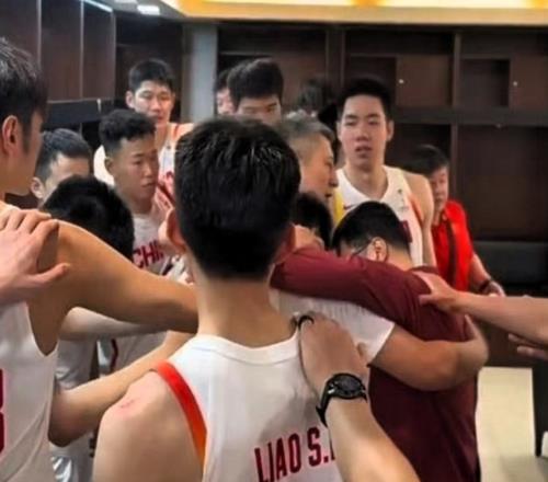 壓力山大！男籃2連勝，更衣室有1人在哭泣，郭士強(qiáng)前來(lái)安慰